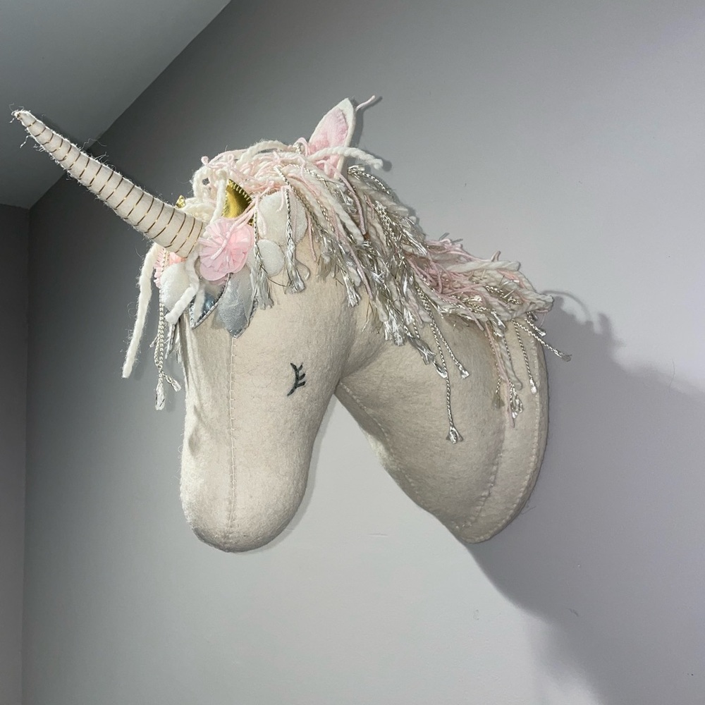 Unicorn wall mount